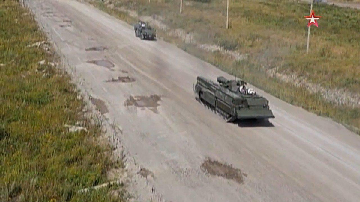 Điều này không chỉ đơn giản hóa công việc của kíp điều khiển mà còn cho phép sơ tán các thành viên bị thương của những phương tiện bị hư hỏng bên trong, khiến T-16 đảm nhận cả chức năng xe cứu hộ.