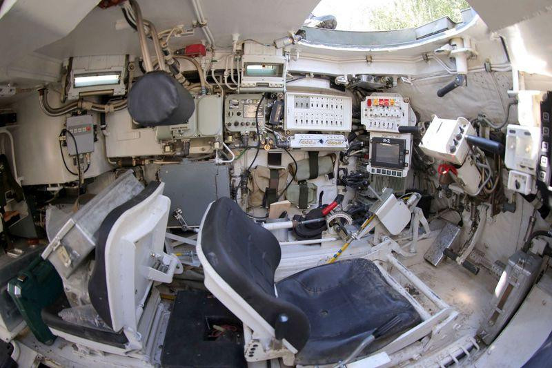 Hiện tại trên thao trường, cả 3 loại xe thuộc gia đình Armata đang được thử nghiệm tích cực - xe tăng T-14, xe chiến đấu bộ binh hạng nặng T-15 và xe cứu kéo T-16. Kíp lái thực hiện đủ những bài tập bao gồm vượt chướng ngại vật nước, tiến hành bắn ngày đêm.