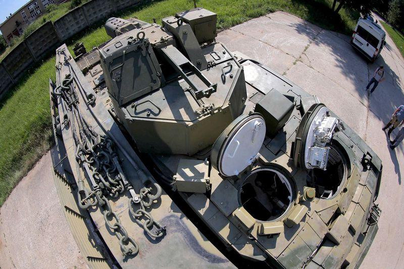 Thứ hai, T-16 không chỉ được trang bị điều hòa nhiệt độ mà còn có hệ thống kiểm soát khí hậu, cho phép cài đặt nhiệt độ làm việc cần thiết cho toàn bộ kíp chiến đấu.