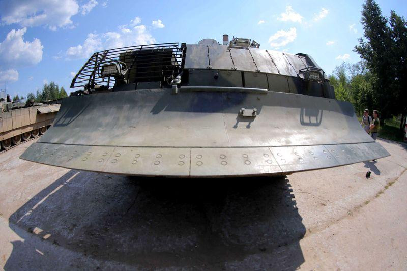 Bên cạnh đó là một phương tiện mới ít được biết đến, cũng dựa trên khung gầm xe tăng Armata - đó là xe sửa chữa và phục hồi bọc thép (ARV) T-16. Nó được thiết kế để sơ tán và cứu hộ xe tăng cũng như xe chiến đấu bộ binh (bao gồm cả T-14 và T-15) trên thực địa.