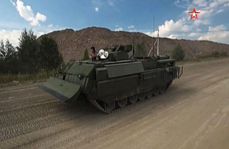 Các thiết bị đặc biệt của ARV mới nhất ngoài cơ cấu điều khiển và cần trục còn bao gồm một tời kéo chính và một tời phụ, bệ tải, bộ mở lưỡi ủi, quá trình cơ giới hóa, phương tiện kéo, cũng như bộ phụ tùng thay thế và bộ công cụ hỗ trợ.