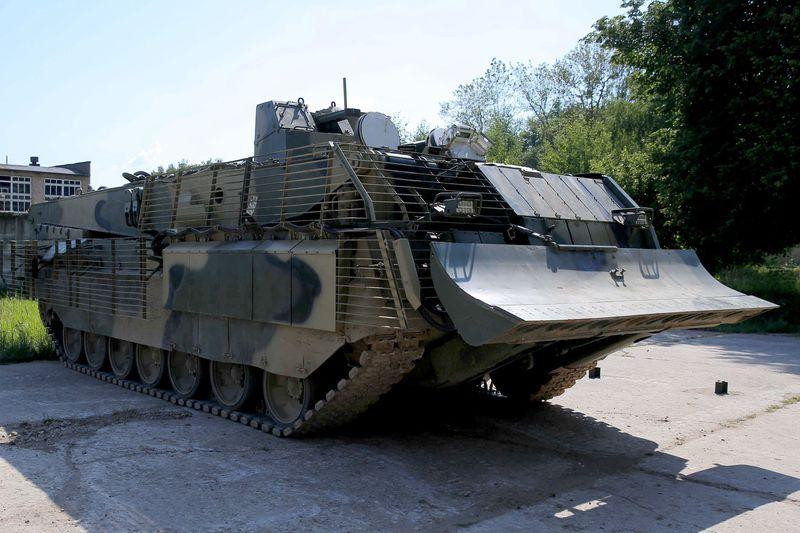 "Ngay lúc chúng tôi đến gần tòa nhà, các cánh cổng được mở ra và một chiến xa liền lao ra khỏi đó, bốc lên những đám bụi đường - một chiếc xe chiến đấu bộ binh T-15 Armata hạng nặng", phóng viên mô tả.