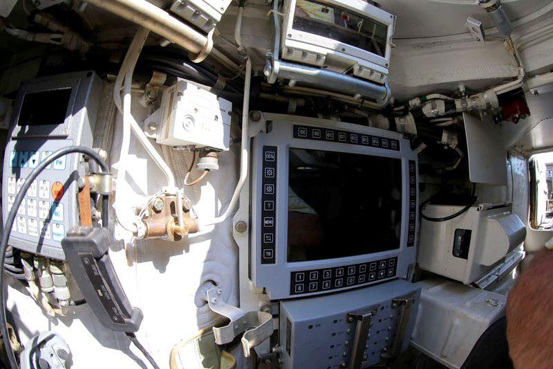 Kíp điều khiển của chiếc T-16 và kíp chiến đấu của xe tăng đã cùng làm việc, động cơ cũ được ngắt, đưa ra khỏi cỗ chiến xa và một động cơ mới đã được đưa vào vị trí cần thiết.