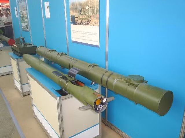 Tên lửa này là một phần của hệ thống tên lửa chống tăng tự hành mặt đất mang tên Khrizantema-S. Bên cạnh đó, nó cũng được điều chỉnh để tích hợp cho các loại trực thăng chiến đấu mới nhất bao gồm Mi-28NM và Ka-52M.