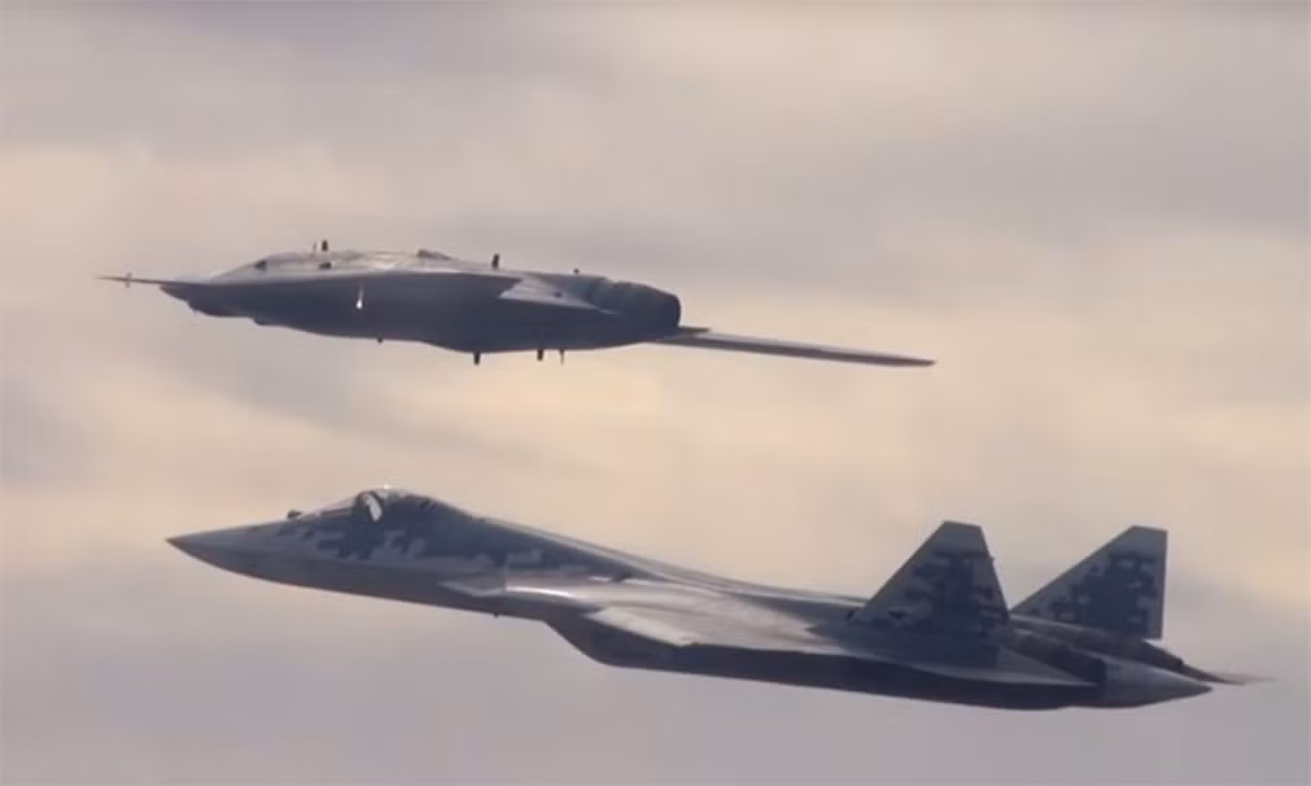 S-70 Okhotnik hiện tại cũng được coi là UAV hiện đại nhất của Nga. Với khả năng được điều khiển bởi chính phi công tiêm kích Su-57, chiếc UAV S-70 có thể làm nhiệm vụ trinh sát, tham gia tấn công hoặc thậm chí hy sinh thân mình, đỡ đòn hộ những chiếc máy bay có người lái khác. Nguồn ảnh: Topwar.