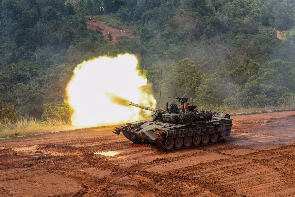 Cuối cùng là xe tăng PT-91M Pendekar. Đây là mẫu xe tăng được Ba Lan sản xuất riêng cho Malaysia. Tuy nhiên, PT-91M chỉ đơn giản là phiên bản nâng cấp từ xe tăng T-72M1.