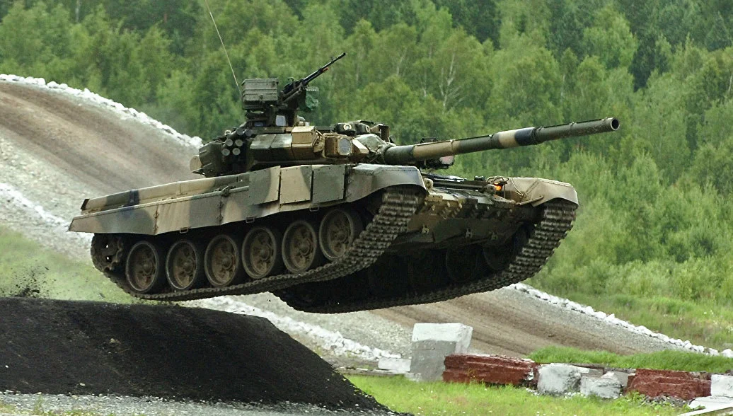 Tiếp đến phải kể tới xe tăng T-90S/SK của quân đội Việt Nam. Được Việt Nam nhập khẩu từ Nga, T-90S/SK của Việt Nam được đánh giá là phiên bản xe tăng chủ lực hoàn thiện, phổ biến bậc nhất thế giới.