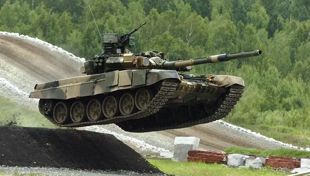 Tiếp đến phải kể tới xe tăng T-90S/SK của quân đội Việt Nam. Được Việt Nam nhập khẩu từ Nga, T-90S/SK của Việt Nam được đánh giá là phiên bản xe tăng chủ lực hoàn thiện, phổ biến bậc nhất thế giới.