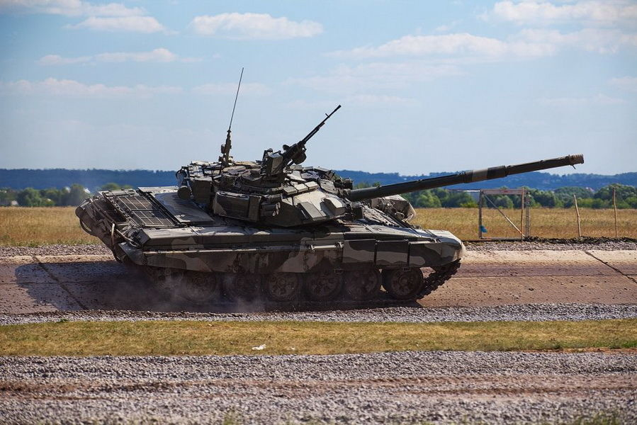 Các xe tăng T-90S/SK của Việt Nam được trang bị động cơ công suất 1000 mã lực, tốc độ tối đa 60 km/h và trọng lượng tổng cộng chưa tới 50 tấn, cho phép di chuyển dễ dàng ở nhiều điều kiện địa hình khác nhau.