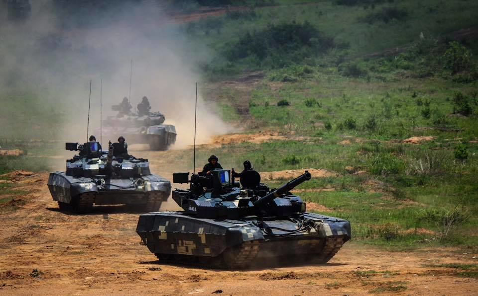 Giới quan sát cho rằng, nếu đánh giá một cách khách quan, xe tăng T-84 Oplot của Ukraine có phần tương đương với các phiên bản đầu của xe tăng T-90 do Nga sản xuất sau này.