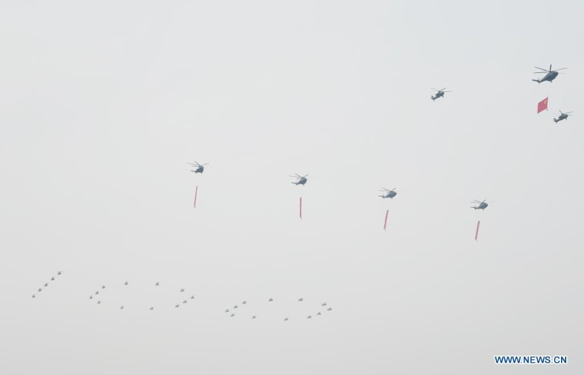 Ngoài ra, còn có nhiều trực thăng vận tải Z-8 tham gia cuộc duyệt binh trên không với nhiều băng rôn - khẩu hiệu.