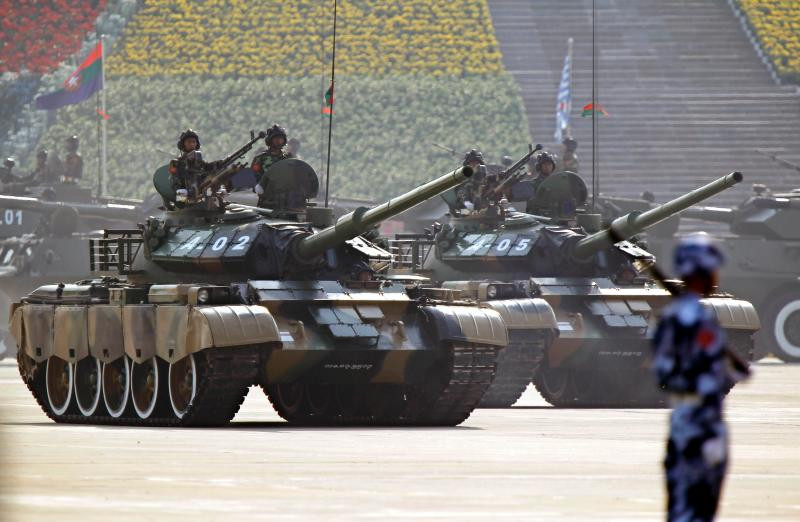 Lực lượng thiết giáp lưỡng cư của Myanmar cũng khá đáng nể với 105 xe tăng lội nước hạng nhẹ Type 63 mua từ Trung Quốc năm 1990. Ngoài ra còn có một số lượng chưa xác định các xe tăng hạng nhen MMT-40, được Myanmar nhập khẩu từ Ukraine từ năm 2017.