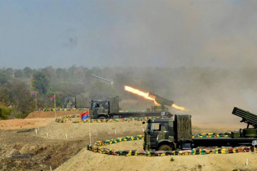 Pháo binh Myanmar cũng góp phần to lớn vào sức mạnh quân sự của quốc gia này. Một điều khá bất ngờ là Myanmar thậm chí còn sở hữu pháo phản lực phóng loạt của Triều Tiên loại M-1985 với số lượng khoảng 30 khẩu.