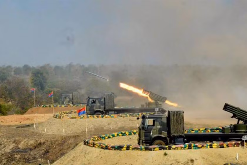 Pháo binh Myanmar cũng góp phần to lớn vào sức mạnh quân sự của quốc gia này. Một điều khá bất ngờ là Myanmar thậm chí còn sở hữu pháo phản lực phóng loạt của Triều Tiên loại M-1985 với số lượng khoảng 30 khẩu.