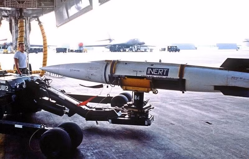 Anh đang hiện đại hóa, trong khi Pháp thậm chí không nghĩ đến việc giảm kho vũ khí hạt nhân của mình. Trong tình cảnh trên, vũ khí hạt nhân của Mỹ có thể sẽ sớm xuất hiện ở Ba Lan, bởi chiếc ô hạt nhân đối với Warsaw giữ vai trò cực kỳ quan trọng.