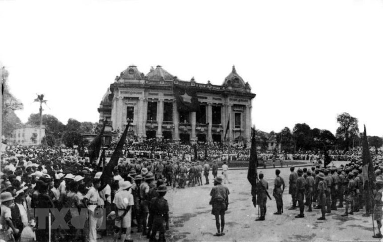 Trong ngày thiêng liêng nhất của dân tộc Việt Nam – ngày 2/9/1945, Việt Nam Giải phóng quân đã có mặt trên Quảng trường Ba Đình lịch sử cùng hàng vạn đồng báo chứng kiến những giờ phút lịch sử lãnh tụ Hồ Chí Minh đọc bản Tuyên ngôn Độc lập khai sinh ra nước Việt Nam Dân chủ Cộng hòa. Kể từ giờ phút đó, Việt Nam Giải phóng quân trở thành lực lượng vũ trang chính thức của đất nước non trẻ.