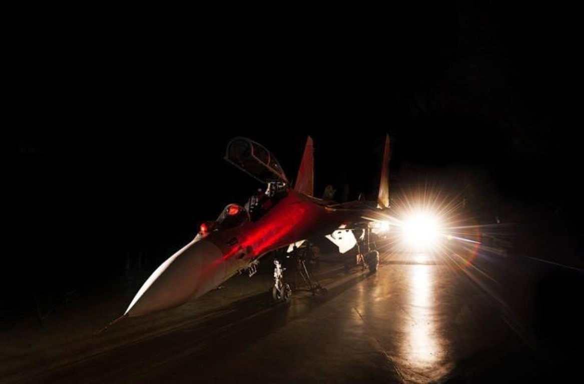 Không giống Su-35, tiêm kích Su-30SM được thiết kế với 2 chỗ ngồi, phi công phụ ở phía sau ngồi cao hơn một chút so với phi công chính.