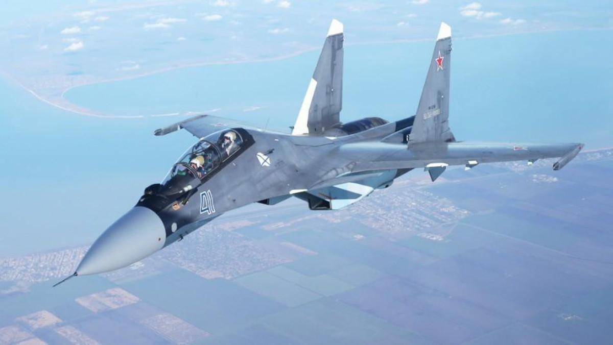 Về trang bị vũ khí, Su-30SM có khả năng mang tới 8 tấn vũ khí bao gồm pháo, tên lửa, rocket và các loại bom.