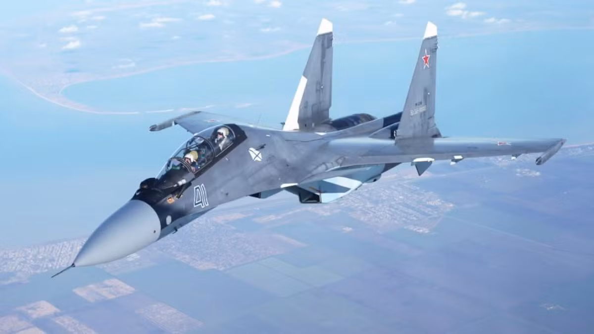 Về trang bị vũ khí, Su-30SM có khả năng mang tới 8 tấn vũ khí bao gồm pháo, tên lửa, rocket và các loại bom.
