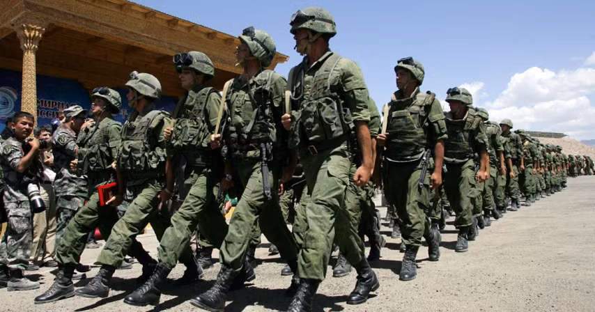 Theo một phân tích của chuyên gia người Tajikistan, ông Abdumalik Kadyrov cho biết, nhiều khả năng Nga - quốc gia có tới 7.000 binh sĩ đóng ở miền nam Tajikistan - đóng vai trò nhất định trong cuộc xung đột hiện tại ở Afghanistan.