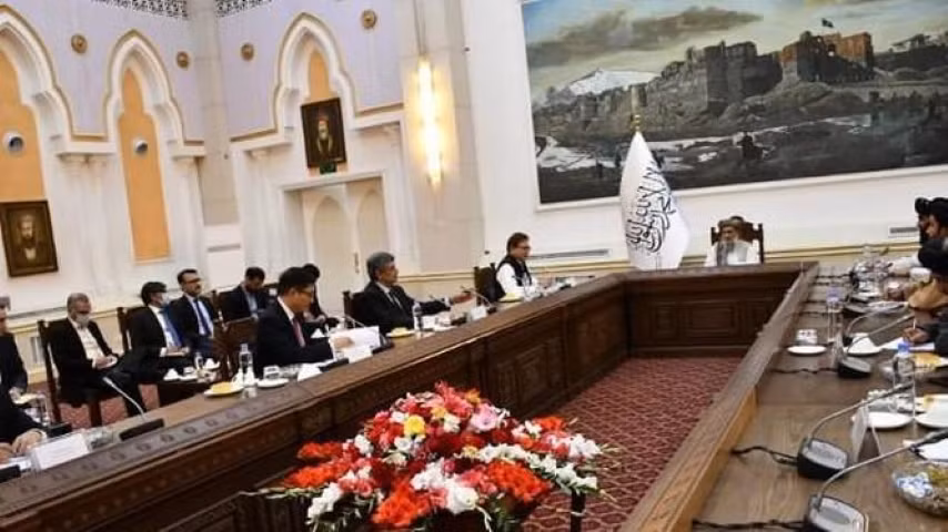 Các lãnh đạo Taliban cũng tham gia những buổi tiếp nhận viện trợ từ Qatar, Trung Quốc, Các Tiểu vương quốc Arab Thống nhất (UAE), Pakistan và Uzbekistan tại sân bay quốc tế Hamid Karzai ở thủ đô Kabul. Tuy nhiên, chưa quốc gia nào trong số này công nhận Taliban là bên cầm quyền hợp pháp tại Afghanistan.