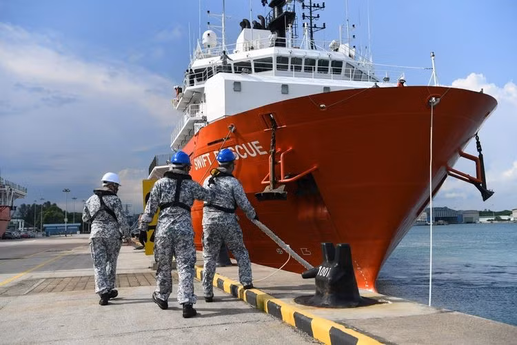 Những âm thanh này sẽ truyền đi trong nước và có thể nghe thấy từ mọi thiết bị định vị thủy âm của tàu cứu hộ, quá đó xác định chính xác vị trí của tàu.