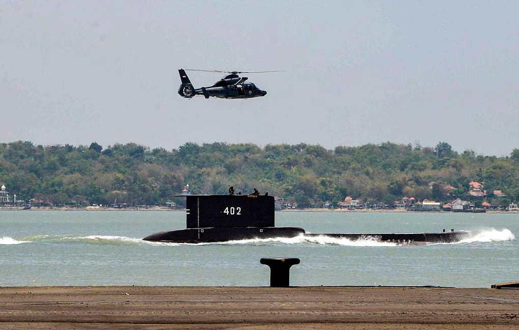 Đầu tiên, cần xác định được tình trạng của thủy thủ đoàn, sau đó tính tới việc cung cấp tiếp tế, nhu yếu phẩm và đặc biệt là oxy cho thủy thủ đoàn có thể tiếp tục cầm cự.