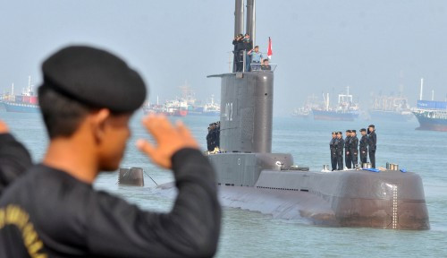 Kể cả khi mọi thiết bị liên lạc trên tàu bị hỏng hóc hết, chỉ cần thủy thủ đoàn còn sống, họ sẽ tạo ra tiếng động bên trong tàu, ví dụ như dùng búa, cờ lê hay thậm chí cốc sắt gõ vào thành tàu.