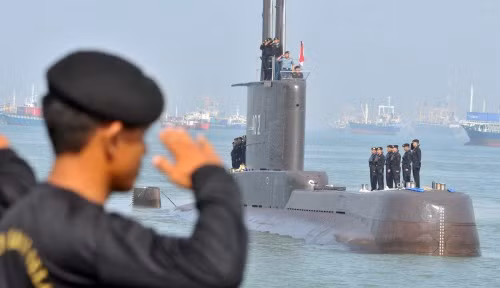 Kể cả khi mọi thiết bị liên lạc trên tàu bị hỏng hóc hết, chỉ cần thủy thủ đoàn còn sống, họ sẽ tạo ra tiếng động bên trong tàu, ví dụ như dùng búa, cờ lê hay thậm chí cốc sắt gõ vào thành tàu.