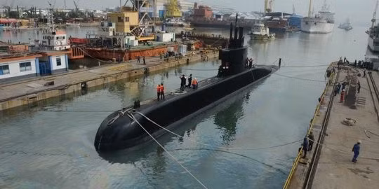 Thậm chí nếu gõ búa theo mã morse, thủy thủ đoàn còn có thể truyền đạt tình trạng của con tàu lên mặt nước, cho các tàu cứu hộ hiểu rõ hơn về hoàn cảnh của tàu ngầm bị đắm.