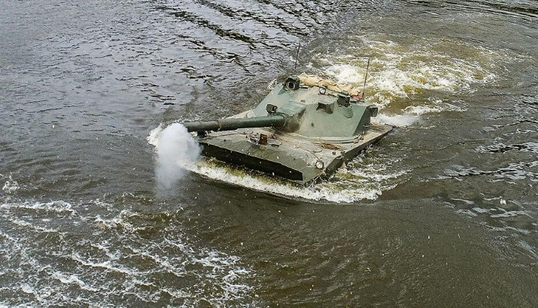 Vũ khí phụ của Sprut-SDM1 bao gồm 1 súng máy đồng trục 7,62 mm đi kèm 1 khẩu khác gắn trên tháp pháo được điều khiển bắn từ bên trong, ngoài ra xe còn được trang bị các ống phóng đạn khói ngụy trang 902V Tucha.