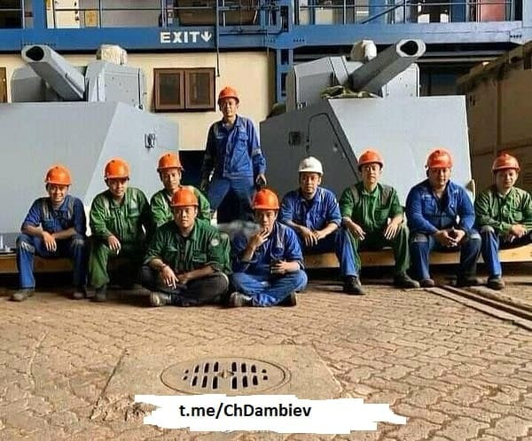 Việc trang bị khẩu pháo này cho tàu chiến KCR-60M, đòi hỏi một quá trình nghiên cứu rất phức tạp, khi Indonesia có thể biến pháo mặt đất, thành pháo hạm trên tàu chiến mặt nước.