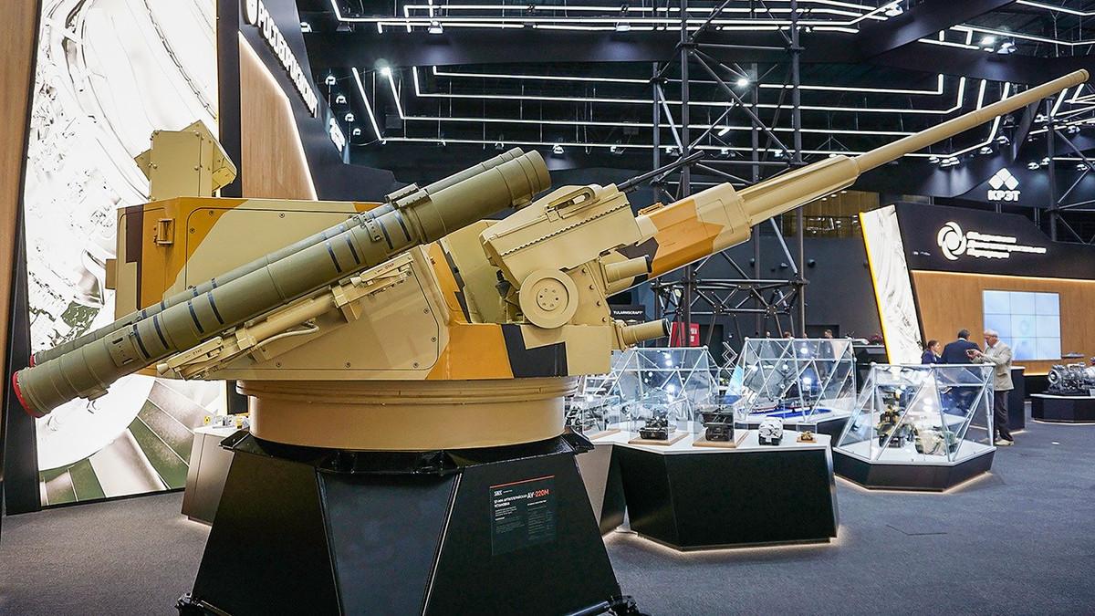 Với sức mạnh của mình, khẩu pháo hạm AU-220M sẽ thích hợp để tấn công các mục tiêu mặt nước cỡ nhỏ như tàu tuần tra, hoặc thậm chí mục tiêu bay ở độ cao thấp như máy bay trực thăng.