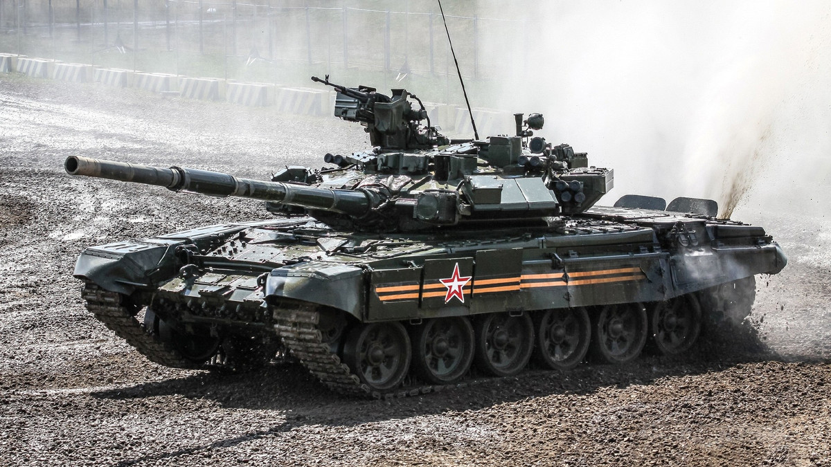 So với phiên bản gốc, xe tăng chủ lực T-72BU khi đó có hệ thống kiểm soát hỏa lực, kính ngắm cùng nhiều hệ thống phòng vệ chủ động được cải tiến vượt bậc.