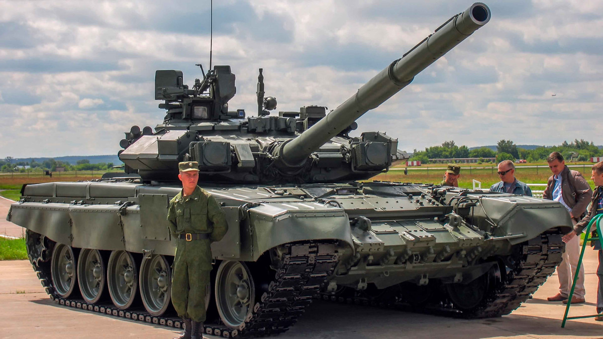 Khi đó, người Nga bị buộc phải đổi tên cho T-72, lý do là sau cuộc Chiến tranh Vùng Vịnh, hình ảnh của hàng trăm chiếc xe tăng chủ lực T-72 bị nghiến nát trên chiến trường, rõ ràng đã ảnh hưởng lớn tới danh tiếng của loại vũ khí này.