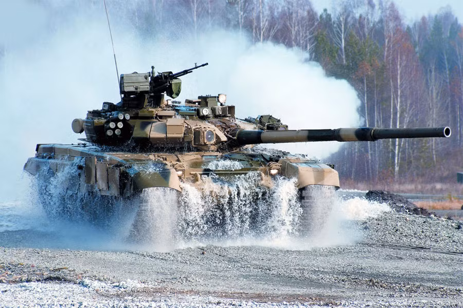 Dù vậy, xe tăng T-90 (hay T-72 đổi tên) cũng vẫn là niềm mơ ước của rất nhiều quốc gia. Loại xe tăng này có chi phí sản xuất rẻ, giá thành vận hành thấp, đặc biệt là nhỏ và nhẹ, dễ dàng vận chuyển đường dài.