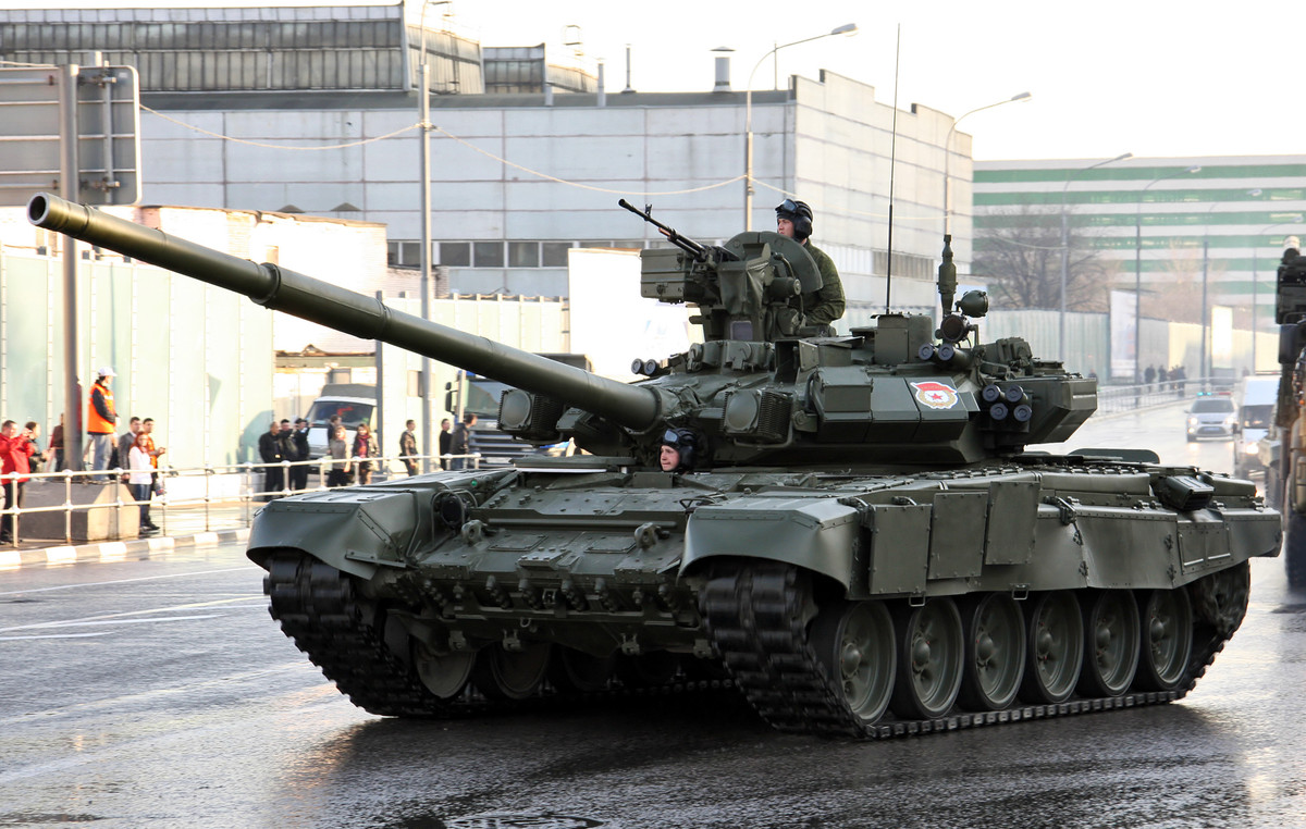  Xe tăng T-90 thực chất từng mang tên gốc là T-72BU - một phiên bản nâng cấp và cải tiến từ xe tăng T-72 huyền thoại được sản xuất từ thời Liên Xô.