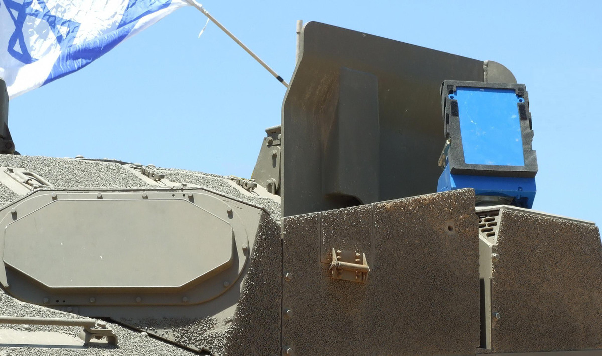 Radar EL/M-2133 làm việc trên băng tần F/G, có nhiệm vụ phát hiện, kiểm soát, phân loại các mối nguy cơ.