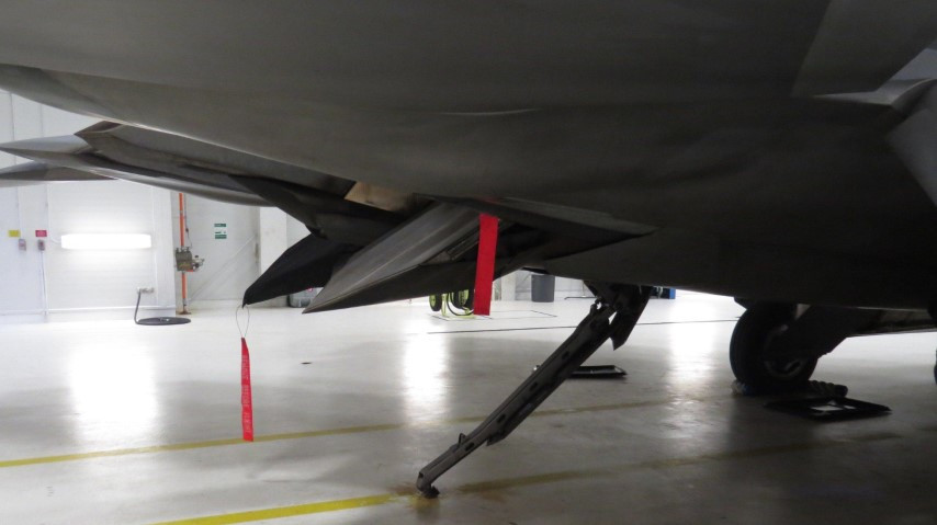 Hiện chưa rõ sự cố với chiếc tiêm kích tàng hình F-22 tối tân này. Để rút ngắn quãng đường hạ cánh khẩn cấp, phi công F-22 thả móc hãm để móc vào cáp hãm đà trên đường băng.