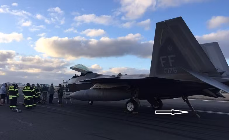 Sự cố liên quan đến F-22 Raptor bất ngờ cho thấy thiết kế độc đáo của chiến đấu cơ mạnh nhất thế giới này. Thường cáp hãm đà chỉ được trang bị cho tiêm kích hạm, điều này giúp cho máy bay có thể hạ cánh ở đường băng ngắn như tàu sân bay.