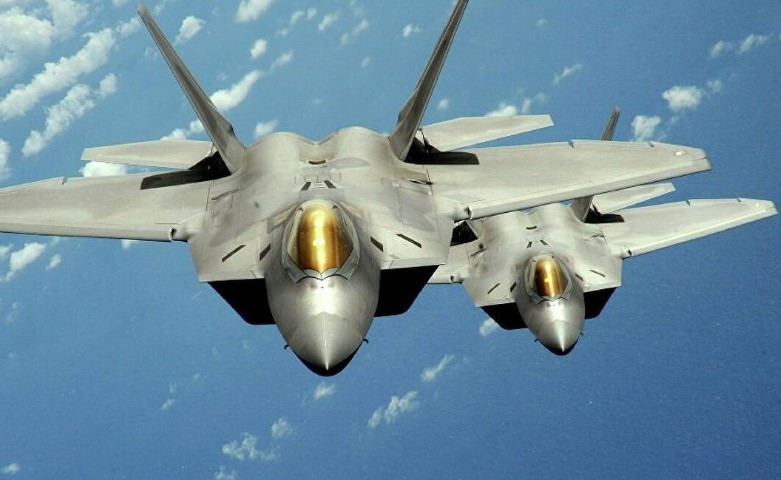F-22 Raptor cũng được trang bị hệ thống TRW CNI được Boeing sản xuất có nhiệm vụ liên lạc trong suốt hành trình, chia sẻ mục tiêu trong những nhiệm vụ phối hợp và nhận biết bạn - thù.