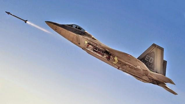 Về hệ thống vũ khí, ngoài pháo 6 nòng M61A2, F-22 Raptor có ba khoang vũ khí nằm trong thân và các giá treo bên ngoài. Để không chiến, F-22 sẽ mang theo 6 tên lửa AIM-120C AMRAAM tầm xa (tầm bắn 120km) và hai tên lửa AIM-9X Sidewinder.
