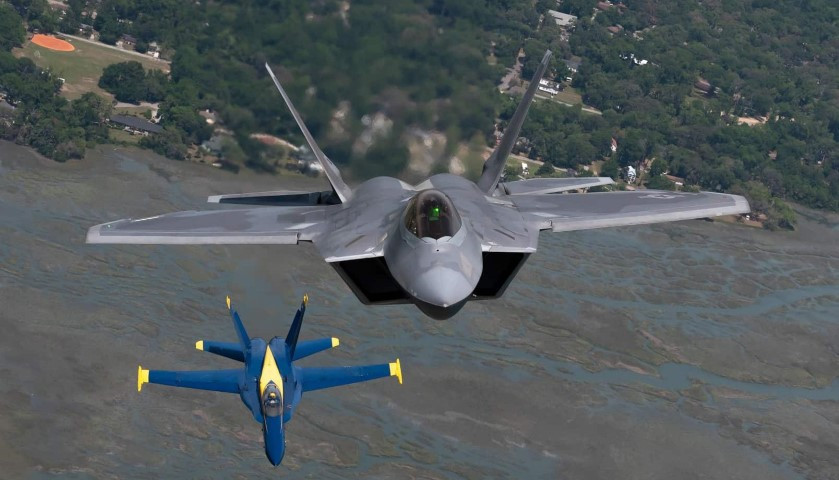 Việc F-22 có móc hãm đà cho thấy khung thân của chiếc máy bay này được thiết kế rất chắc chắn.
