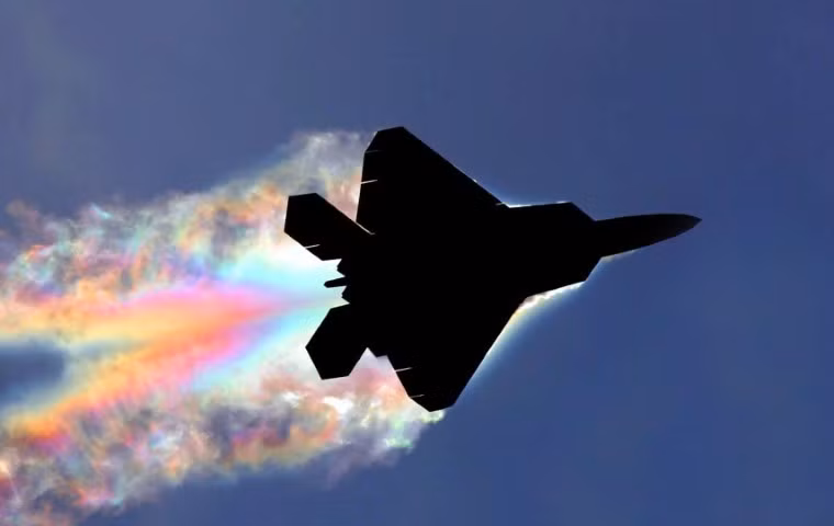 Máy bay trang bị 2 động cơ phản lực cánh quạt đẩy có buồng đốt phụ Pratt &amp; Whitney F119-PW-100 tích hợp bộ phận điều chỉnh hướng phụt, cho phép máy bay đạt tốc độ tối đa khoảng Mach 2 (2.400km/h).