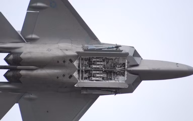 F-22 Raptor là máy bay chiến đấu thế hệ thứ 5 đầu tiên vào biên chế trên thế giới. Độ cơ động đỉnh cao, thiết bị điện tử tân tiến, khả năng tấn công tầm xa, cùng tính năng tàng hình cực đỉnh đã biến F-22 là chiến đấu cơ không đối thủ trong thời điểm hiện tại.