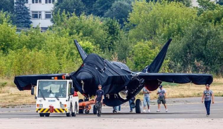 Nhưng Moscow vẫn đang phải đổ tiền để chật vật để hoàn thiện Su-57, dù truyền thông Nga không ngừng đánh bóng về Su-57, nhưng thực tế thiếu kinh phí nên mới chỉ có một chiếc đi vào biên chế, việc phát triển thêm một chiến đấu cơ thế hệ thứ 5 mới liệu có đi vào vết xe đổ của MiG-1.44?