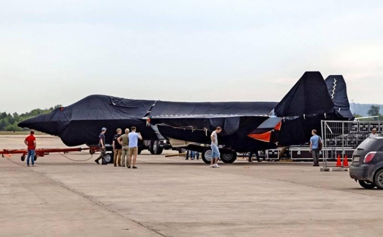 Như đã nói, cái Nga thiếu không phải là công nghệ mà là ngân sách, trong bối cảnh cuộc chiến tại Syria đã bào mòn đáng kể ngân sách quốc phòng Nga, nền kinh tế trì trệ vì bị Mỹ và phương Tây cấm vận sau khi sát nhập Crimea, việc cho ra đời thêm một dòng chiến đấu cơ thế hệ thứ 5 là một tín hiệu đáng mừng cho sự cố gắng của nền công nghiệp quốc phòng Nga.