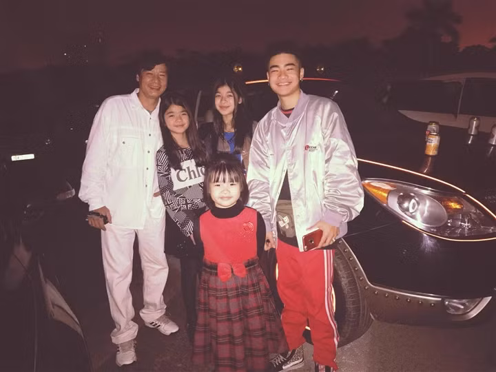 Vũ thường gọi bố là "anh trai", hoặc "ba anh" và không bao giờ quên chúc mừng sinh nhật ba. Khi NSƯT Võ Hoài Nam bước sang tuổi 53, con trai lớn hài hước chúc: "Tuổi mới, con chúc ba sẽ mãi trẻ đẹp như vậy, luôn dồi dào sức khoẻ, hạnh phúc bên nữ hoàng và các con, hoàn thành thật tốt dự định và mong muốn của ba". Võ Hoài Vũ cũng không quên nhắn nhủ: "Mà năm nào chúc sinh nhật ba con cũng phải nhắc lại ba chửi con ít ít chút chút thui nhá, không chửi thì nhớ mà chửi lại buồn lắm ba ạ".