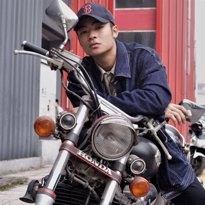 Võ Hoài Nam lớn lên trong một gia đình không trọn vẹn. Anh từng có thời gian phải đi bụi nên luôn muốn dành cho con những điều tốt nhất.