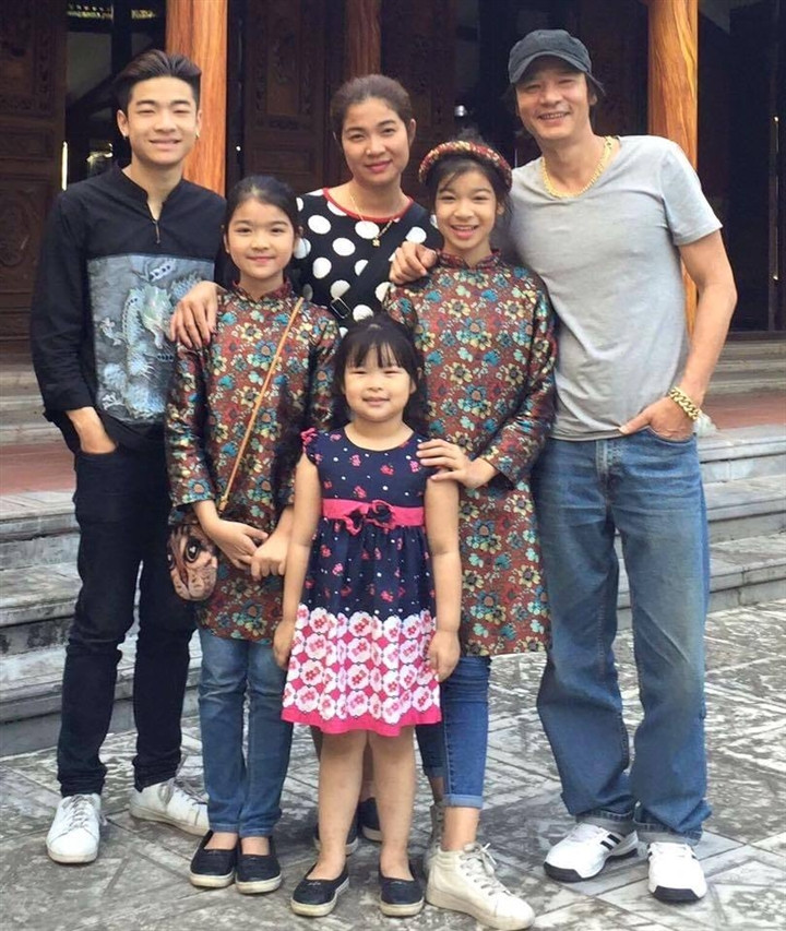 NSƯT Võ Hoài Nam từng là gương mặt quen thuộc với khán giả xem truyền hình. Tuy nhiên, sau khi con trai lớn ra đời, anh rút lui khỏi các dự án phim ảnh. Nam diễn viên tâm sự, anh muốn có thời gian ở bên chăm sóc và dạy dỗ con cái. Với anh, điều đáng sợ hãi nhất là các con đi sai đường.